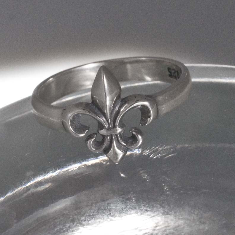 Petite Fleur de Lis Ring Size